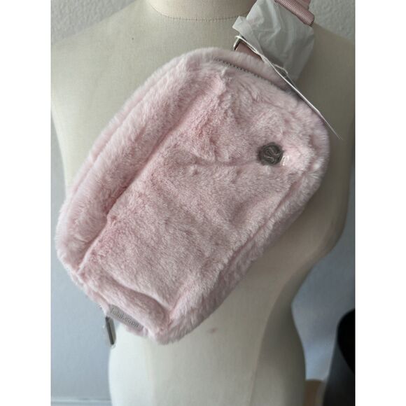 NWT Lululemon Everywhere FLEECE Belt Bag with GOLD Hardware - Picture 2 of 5